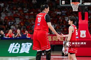 争议判罚引热议？中国女篮内线乏力，半场大比分落后美国队